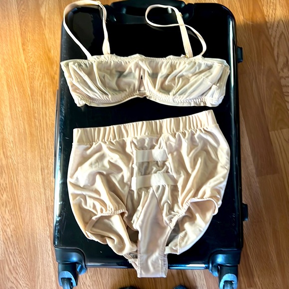 Bra and panty set from HAH. - Picture 4 of 5